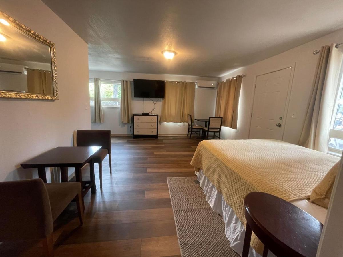 Riverfront Lodging Shady Cove Exterior foto