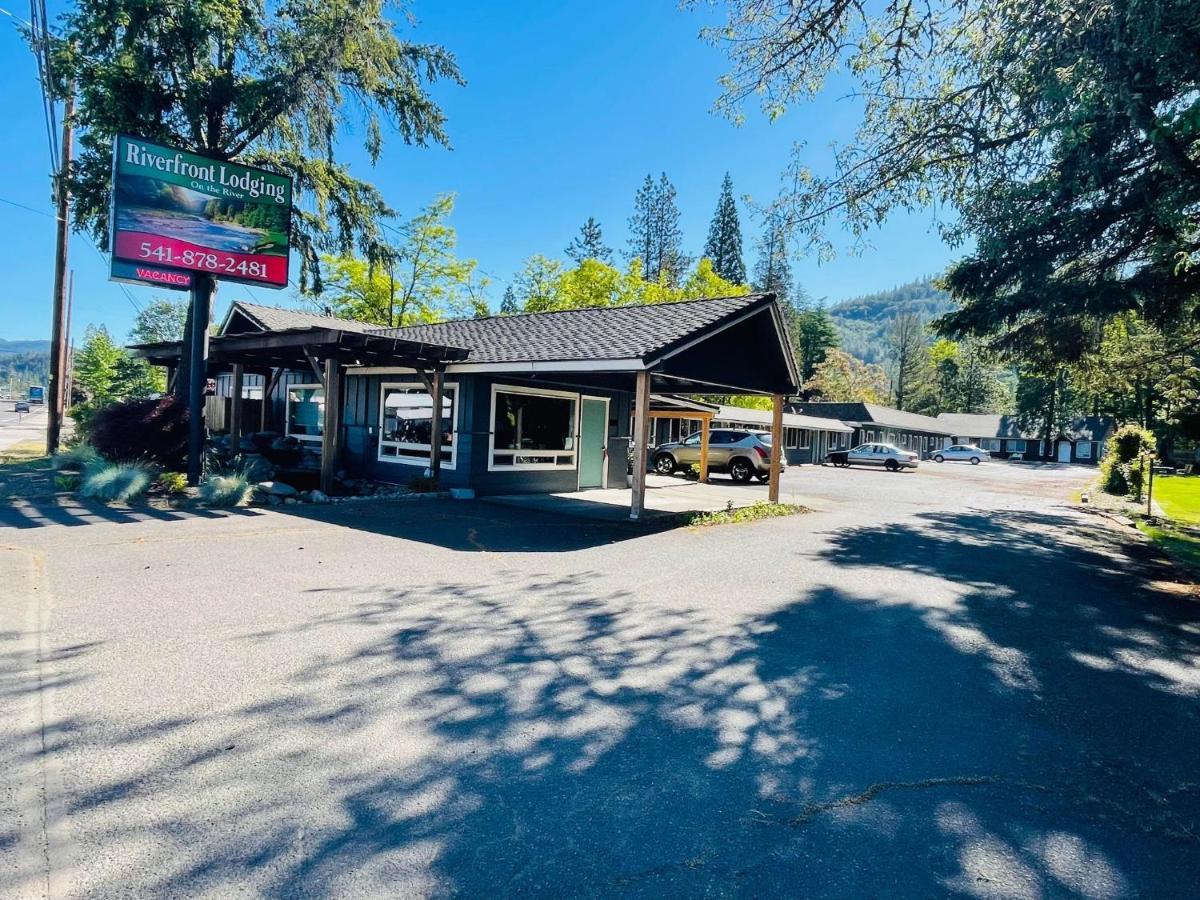 Riverfront Lodging Shady Cove Exterior foto