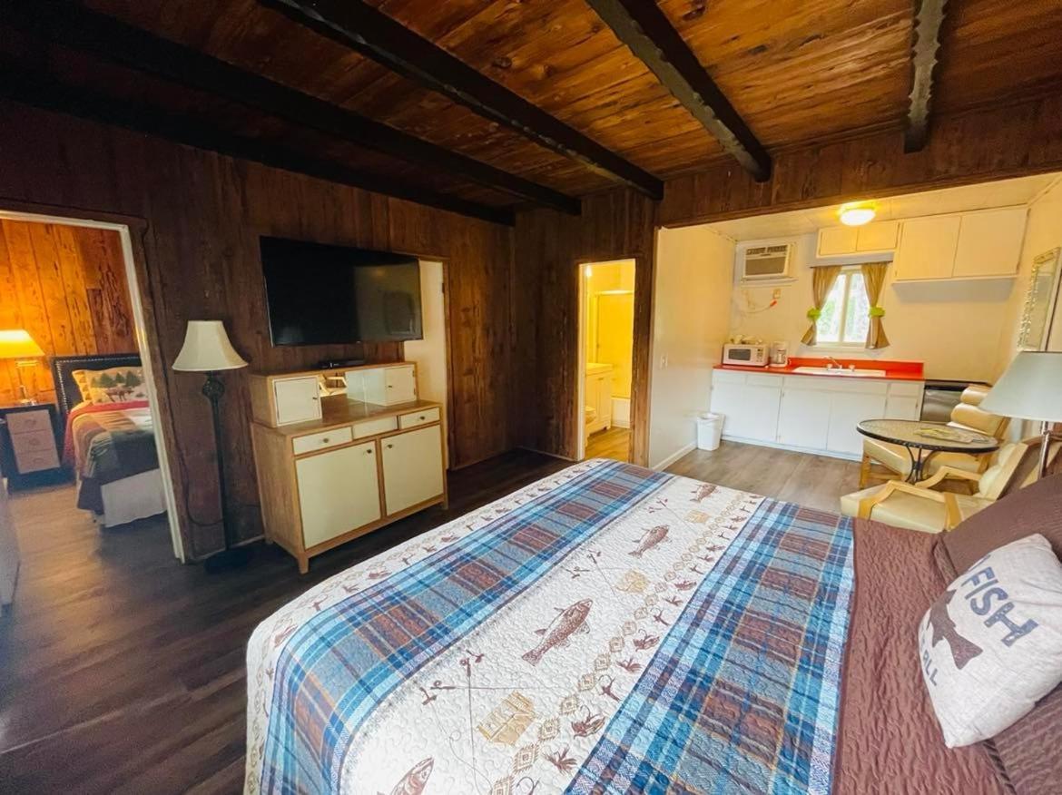 Riverfront Lodging Shady Cove Exterior foto