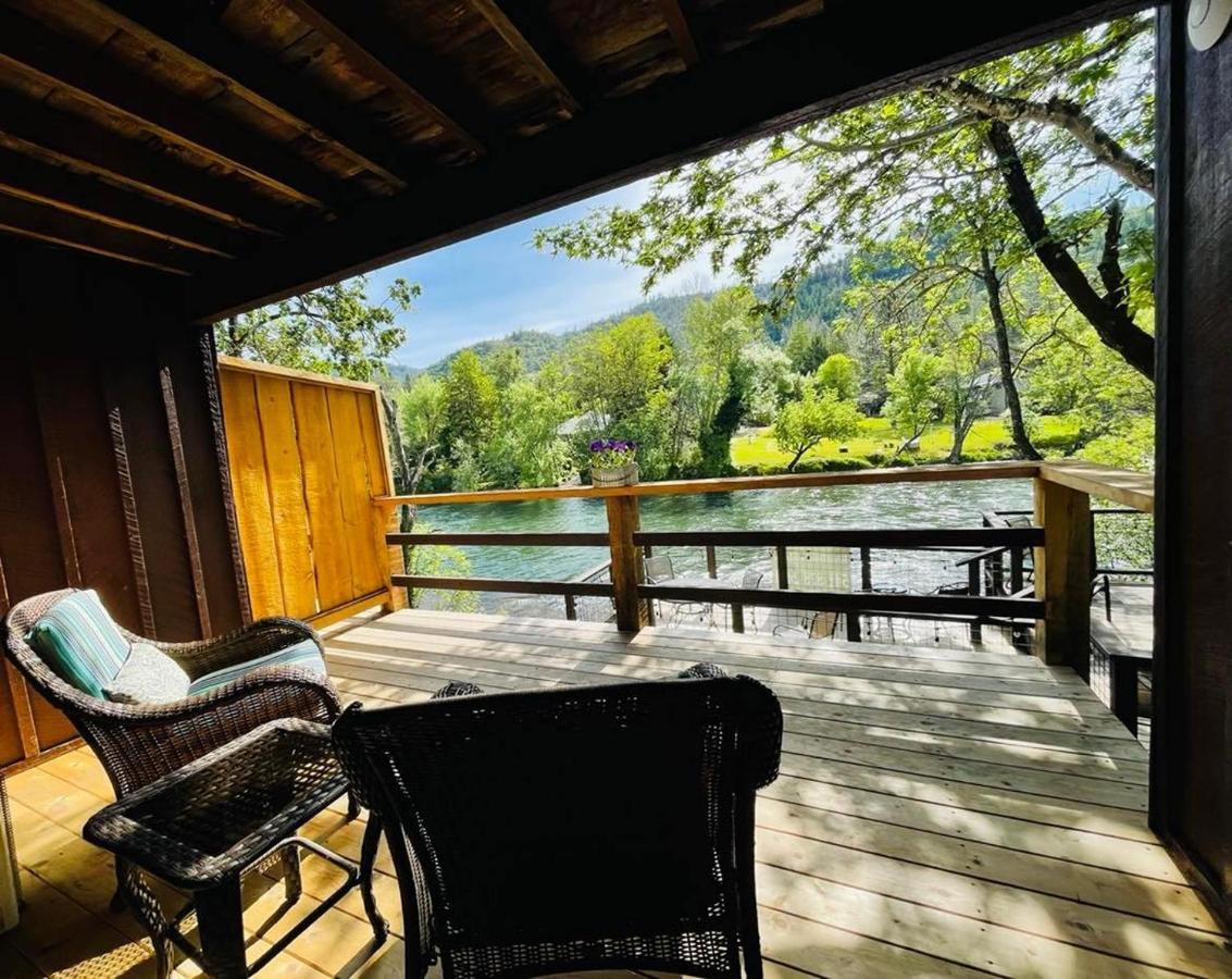 Riverfront Lodging Shady Cove Exterior foto