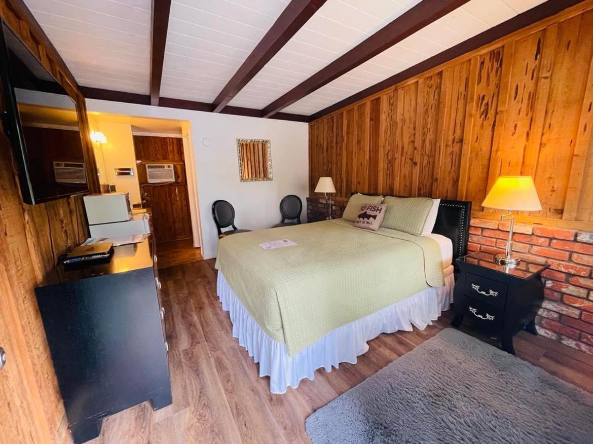 Riverfront Lodging Shady Cove Exterior foto