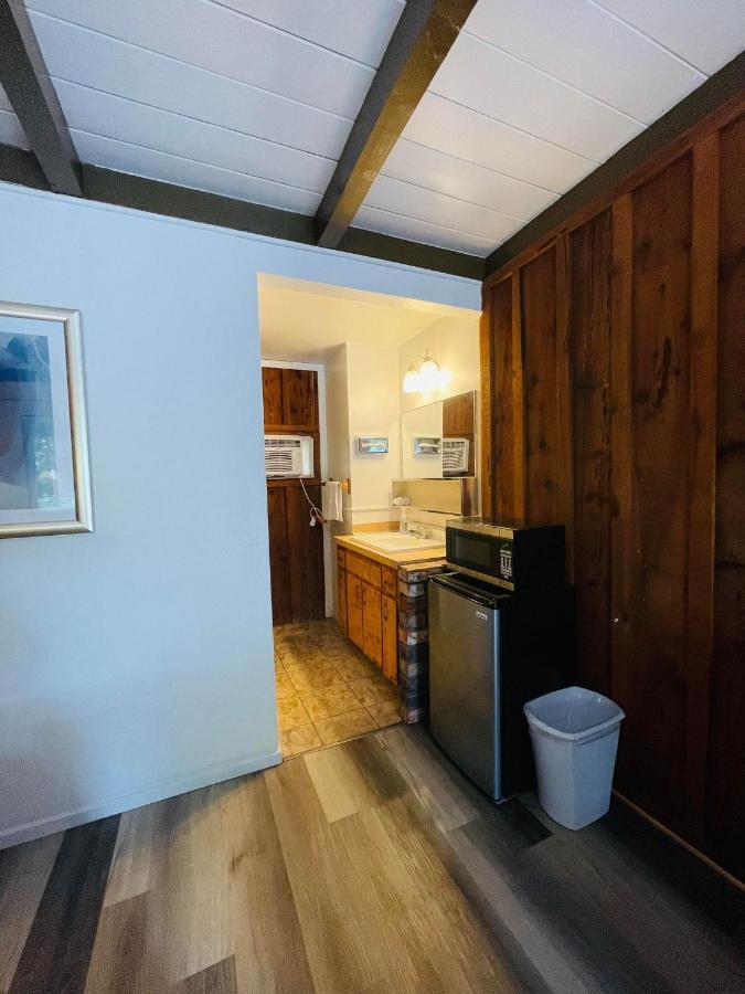 Riverfront Lodging Shady Cove Exterior foto