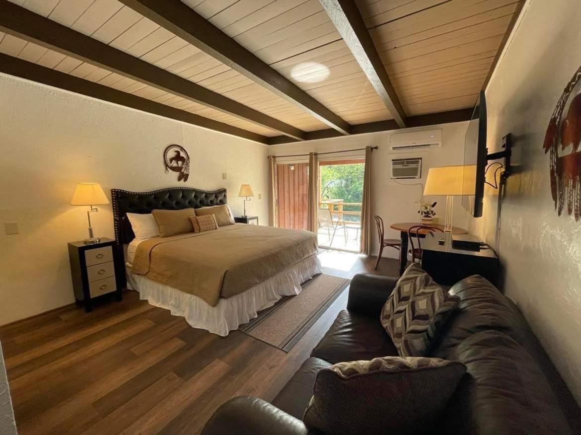 Riverfront Lodging Shady Cove Exterior foto