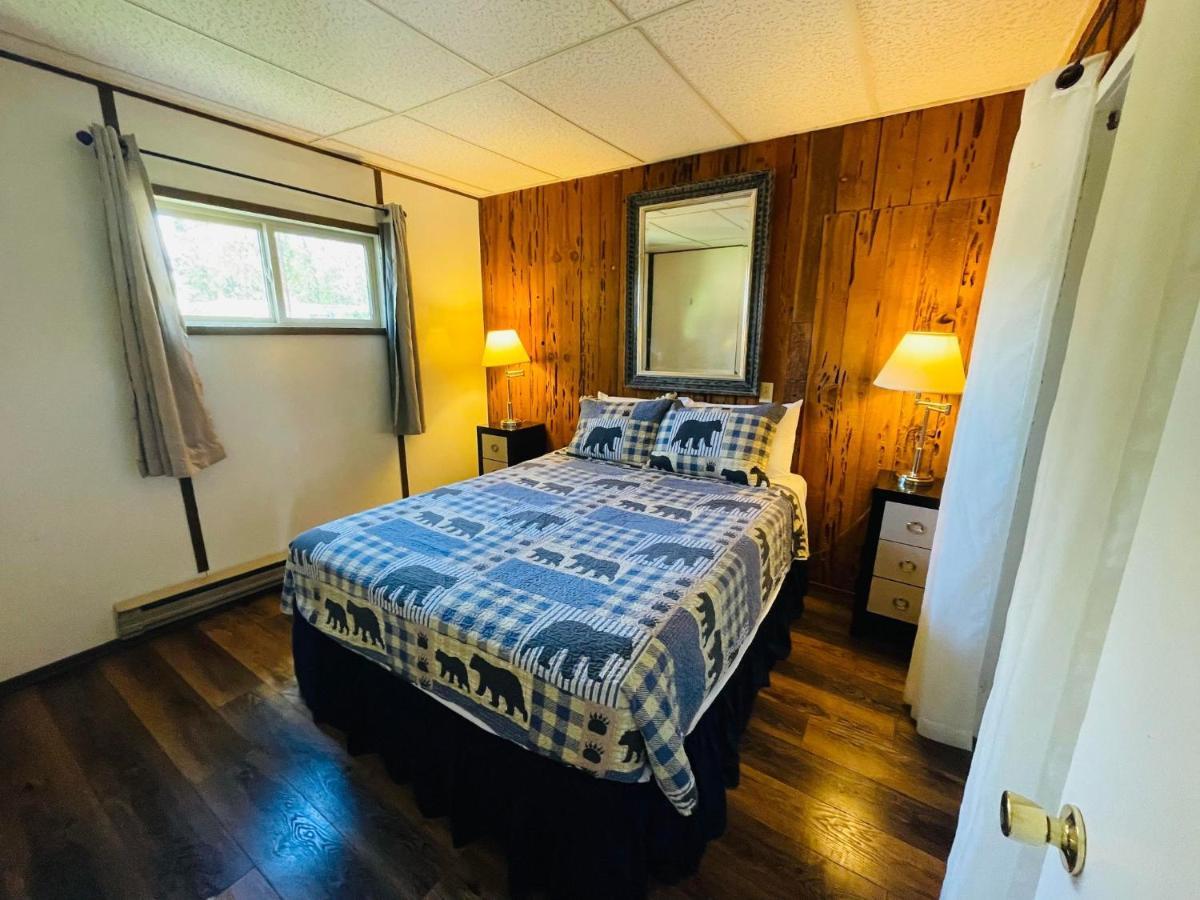 Riverfront Lodging Shady Cove Exterior foto